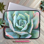 Capa Para Notebook Na moda de Fotografia Suculta do Cactus Rosa Verde<br><div class="desc">Sonho de dias ensolarados e um jardim de verão sempre que você usa esta bela bolsa de laptop de neoprene de pintura rosa, verde de menta, florescente com foto de cacto. Esta bolsa de laptop tem três tamanhos: 15", 13" e 10". Faz um presente de excelente para alguém especial! Você...</div>