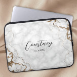 Capa Para Notebook Na moda Marble Dourado Glitter Monograma Nome ou L<br><div class="desc">Estojo de laptop na moda com fundo de dourado mármore e falso e letra de caligrafia elegante para seu nome ou iniciais. O gabinete de eletrônicos inclui espaço para adicionar seu nome ou monograma, e você pode até mesmo adicionar o logotipo de sua empresa. Este saco de laptop de mármore...</div>