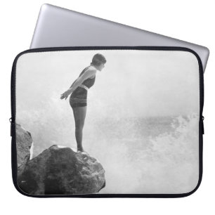 Capa Para Notebook Nadador feminino na rocha acima da surfvintagem de