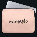 Capa Para Notebook Namaste | Meditação de Ioga Moderna Pica Rosa<br><div class="desc">Simples, na moda, "namaste" cita design de arte na moderna tipografia de escrita manuscrita minimalista num fundo cor-de-rosa pastel. O slogan pode ser facilmente personalizado com suas próprias palavras para um presente perfeito para um coelhinho de yoga ou amante de pilates! Namasté significa literalmente "cumprimentos a você". Nos Vedas, a...</div>