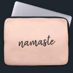 Capa Para Notebook Namaste | Meditação de Ioga Moderna Pica Rosa<br><div class="desc">Simples, na moda, "namaste" cita design de arte na moderna tipografia de escrita manuscrita minimalista num fundo cor-de-rosa pastel. O slogan pode ser facilmente personalizado com suas próprias palavras para um presente perfeito para um coelhinho de yoga ou amante de pilates! Namasté significa literalmente "cumprimentos a você". Nos Vedas, a...</div>