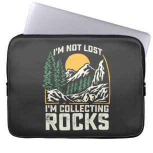 Capa Para Notebook Não Estou Perdido Estou Coletando Rochas