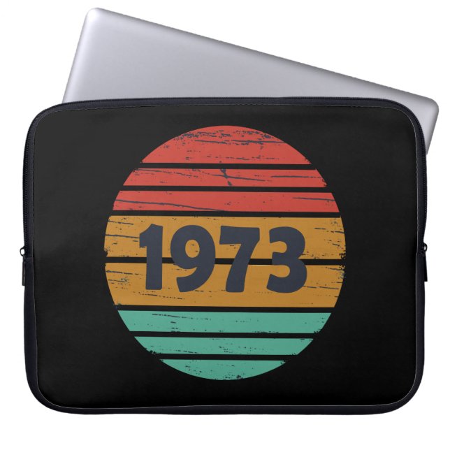 Capa Para Notebook Nascer em presente de aniversário de 1973 (Frente)