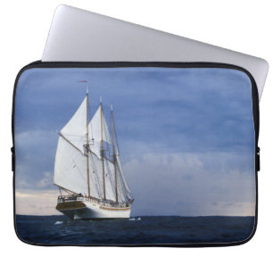 Capa Para Notebook Navio de navigação no mar Báltico