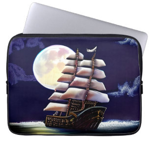 Capa Para Notebook Navio iluminado no oceano sob a Lua