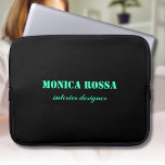 Capa Para Notebook Negra Branca Neon Moderna Simples Profissional<br><div class="desc">Fundo Mínimo de Cor Soli Preta Limpo e bolsa de laptop moderna de fontes Neon Teal. Personalize para seu uso personalizado. Clique no botão "Personalizar" para alterar a cor de fundo, os estilos de fonte e a cor da fonte. Design clássico | Produto Elegante | Cores de tendências | Na...</div>