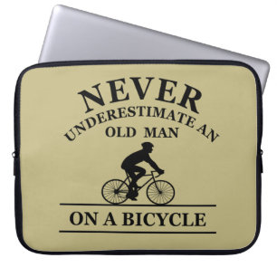 Capa Para Notebook never underestimate an old man on a bicycle