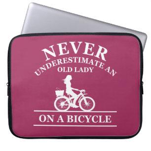 Capa Para Notebook never underestimate an old woman on a bicycle