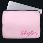 Capa Para Notebook Nome Curso Personalizado Cor-de-Rosa Quente Rosa-R<br><div class="desc">Esta é uma Bolsa de laptop personalizada personalizada de nome cursivo rosa-rosa-rosa-quente com pastilha elástica!</div>