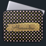 Capa Para Notebook Nome da Bolinhas rosa, preto e dourado<br><div class="desc">Padrão de Bolinhas de folha de ouro rosa,  preto e preto com tampa fina com tampa de computador elegante com faixa de tinta Dourada. Este caso pode ser personalizado para incluir o nome do seu cheio com um belo script preto manuscrito.</div>