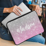 Capa Para Notebook Nome da Caligrafia da Lata Rosa Ombre<br><div class="desc">Ombre Pink Silver Glitter Calliografia Nome Bolsa de laptop Eletrônicos Bag apresenta um fundo azul-escuro prateado e rosa-brilho com seu nome personalizado. Presente perfeito para Natal,  aniversário,  Dia de as mães,  apreciação de professores,  melhores amigos,  irmãs e muito mais. Concebido por © Evco Studio www.zazzle.com/store/evcostudio</div>