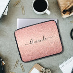 Capa Para Notebook nome de brilho rosa dourado<br><div class="desc">Menina e elegante. Um padrão de brilho de gradiente rosa dourado. Personalize e adicione seu nome. O nome é escrito com um moderno estilo escrito à mão. Letras rosa escuras de cor dourada. Para manter as hastes, exclua apenas o nome da amostra, deixe os espaços ou emoji na frente e...</div>