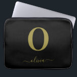Capa Para Notebook Nome de letra personalizada preta e dourada com mo<br><div class="desc">Este monograma elegante e design de nome em letra cursiva pode ser dado como presente de aniversário,  lembrança de casamento,  chá de noiva ou qualquer ocasião. Ele pode ser personalizado com a inicial e o nome da pessoa.</div>