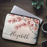 Capa Para Notebook Nome de Script Girassol Floral Floral Flor Cherry<br><div class="desc">Adicione um toque de elegância ao seu equipamento técnico com a nossa Bolsa de laptop de nome de árvore floral Floral de Cherry Blossom! Apresentando uma bela design de cereja de aquarela florada em tons rosas e azuis, esta manga de na moda é personalizada com seu nome de cheio ou...</div>