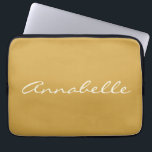 Capa Para Notebook Nome de Script Manuscrito Amarelo Elegante Persona<br><div class="desc">Este caso de laptop personalizado apresenta o seu nome em belas letras escritas à mão num fundo na moda Yellow. ideia de presente de excelente.</div>
