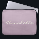 Capa Para Notebook Nome de Script Manuscrito do Elegante Dusty Lilac<br><div class="desc">Este caso de laptop personalizado apresenta seu nome em lindas letras escritas à mão em um fundo na moda Dusty Lilac Purple. ideia de presente de excelente.</div>