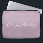 Capa Para Notebook Nome de Script Manuscrito do Elegante Dusty Lilac<br><div class="desc">Este caso de laptop personalizado apresenta seu nome em lindas letras escritas à mão em um fundo na moda Dusty Lilac Purple. ideia de presente de excelente.</div>