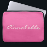 Capa Para Notebook Nome de Script Manuscrito Elegante Quente Personal<br><div class="desc">Este caso de laptop personalizado apresenta o seu nome em belas letras escritas à mão em um fundo na moda Quente Rosa. ideia de presente de excelente.</div>