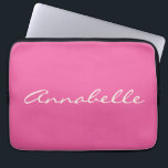 Capa Para Notebook Nome de Script Manuscrito Elegante Quente Personal<br><div class="desc">Este caso de laptop personalizado apresenta o seu nome em belas letras escritas à mão em um fundo na moda Quente Rosa. ideia de presente de excelente.</div>