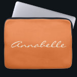 Capa Para Notebook Nome de Script Manuscrito Laranja Elegante Persona<br><div class="desc">Este caso de laptop personalizado apresenta seu nome em lindas letras escritas à mão em um fundo laranja na moda Burnt. ideia de presente de excelente.</div>