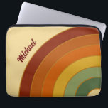 Capa Para Notebook Nome do Arco-Íris do Groovy em Camada Retroativa M<br><div class="desc">Design do arco-íris retrô. Camadas arco-íris em cores mudas,  laranja,  vermelha e verde. Retrô de Groovy anos setenta presentes no arco-íris,  decoração domiciliar.</div>