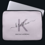 Capa Para Notebook Nome do monograma de script roxo moderno<br><div class="desc">Bolsa de laptop de nome monograma de script roxo moderno</div>