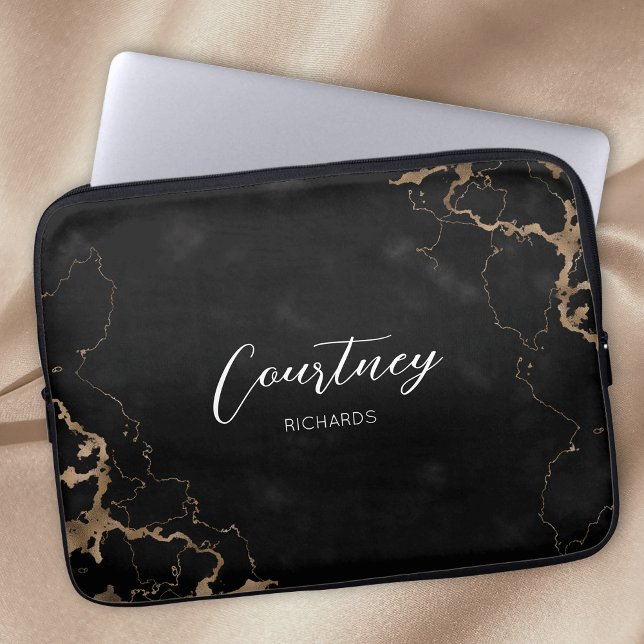 Capa Para Notebook Nome do Monograma do Script Marble Preto e Dourado (Black marble and gold glitter personalized laptop sleeve with space for your name or logo)