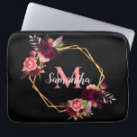 Capa Para Notebook Nome do monograma dos florais geométricos do ouro<br><div class="desc">Um fundo preto marinho chic. Uma estrutura geométrica dourada falsa, decorada com flores de cor aquosa, rosas em penas de burlu e cor-de-rosa e do estilo "boho". Modelos para o seu nome e carta monográfica. O nome em cor-de-rosa é escrito com um script estilo moderno e moderno, escrito à mão....</div>