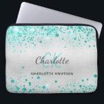 Capa Para Notebook Nome do monograma verde de brilho de prata<br><div class="desc">Um fundo metálico na moda,  moderno e falso prateado. Decorado com pó verde-lacrimogêneo,  poeira brilhante. Personalize e adicione seu primeiro nome,  iniciais do monograma e nome do cheio. O nome é escrito com um script de estilo manuscrito.</div>