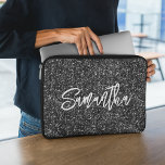 Capa Para Notebook Nome do Script do Pincel com Brilho Preto<br><div class="desc">Crie sua própria cinza escura e sua reluzente negra de luxo com nome ou monograma. Personalize o estilo e o tamanho da caligrafia do script de pincel. Há outros estilos de fonte no sistema. Mover,  duplicar ou eliminar o gráfico de faísca faux.</div>