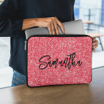 Capa Para Notebook Nome do Script do Pincel de Largura Vermelha<br><div class="desc">Crie sua própria brilha vermelha de luxo com nome ou monograma. Personalize o estilo e o tamanho da caligrafia do script de pincel. Há outros estilos de fonte no sistema. Mover,  duplicar ou eliminar o gráfico de faísca faux.</div>