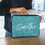 Capa Para Notebook Nome do Script do Pincel Glitter Turquesa Escuro<br><div class="desc">Crie sua própria lente de luxo teal com nome ou monograma. Personalize o estilo e o tamanho da caligrafia do script de pincel. Há outros estilos de fonte no sistema. Mover,  duplicar ou eliminar o gráfico de faísca faux.</div>