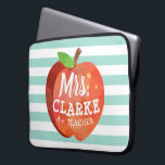 Capa Para Notebook Nome feito sob encomenda de Apple | do professor<br><div class="desc">Um divertimento e um verde ligeiro do seafoam listraram a caixa do laptop que caracteriza uma ilustração estilizado da maçã. Dentro desta maçã é o nome do seu professor favorito em uma pia batismal brincalhão do estilo.</div>
