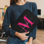 Capa Para Notebook Nome Inicial Único l Tipografia Preta e Cor-de-ros<br><div class="desc">Atualize o seu estilo técnico com a nossa Bolsa de laptop inicial monocromática moderna, limpa, preta e cor-de-rosa escuro. Criada com um aspecto preto elegante acentuado por meio de riscas em negrito com iniciais monocromáticas cor-de-rosa, esta manga oferece proteção moderna com um toque de elegância personalizada. Eleve a aparência do...</div>
