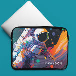 Capa Para Notebook Nome Personalizado Colorido do Espaço Moderno do A<br><div class="desc">Colorida Bolsa de laptop Personalizada do Espaço Moderno do Astronauta apresenta um astronauta flutuando no espaço externo com planetas coloridos e entalhes e personalizado com seu nome na tipografia moderna do roteiro. Perfeito como presente para amantes do espaço, família e amigos para aniversário, Natal, feriados, Dia de os pais, irmão,...</div>