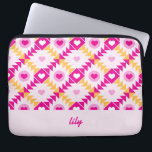 Capa Para Notebook Nome Personalizado Cor-de-Rosa<br><div class="desc">Esta design original ousada e vibrante,  com corações em um padrão de colcha,  faz um presente incrível e único para ela. Perfeito para Dia de os namorados,  Aniversários,  Dia de as mães e muito mais,  este caso rosa e amarelo pode ser personalizado com o texto de sua escolha.</div>