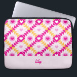 Capa Para Notebook Nome Personalizado Cor-de-Rosa<br><div class="desc">Esta design original ousada e vibrante,  com corações em um padrão de colcha,  faz um presente incrível e único para ela. Perfeito para Dia de os namorados,  Aniversários,  Dia de as mães e muito mais,  este caso rosa e amarelo pode ser personalizado com o texto de sua escolha.</div>