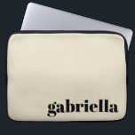 Capa Para Notebook Nome Personalizado da Tipografia Negrito e Negrito<br><div class="desc">Tipografia moderna a negrito Bolsa de laptop de nomes personalizados em preto e bege</div>