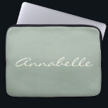 Capa Para Notebook Nome Personalizado de Script Manuscrito em Verde d<br><div class="desc">Este caso de laptop personalizado apresenta o seu nome em lindas letras escritas à mão num fundo verde na moda. ideia de presente de excelente.</div>