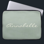 Capa Para Notebook Nome Personalizado de Script Manuscrito em Verde d<br><div class="desc">Este caso de laptop personalizado apresenta o seu nome em lindas letras escritas à mão num fundo verde na moda. ideia de presente de excelente.</div>