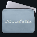 Capa Para Notebook Nome Personalizado do Script Manuscrito Azul Elega<br><div class="desc">Este caso de laptop personalizado apresenta seu nome em lindas letras escritas à mão em um fundo na moda Dusty Blue. ideia de presente de excelente.</div>
