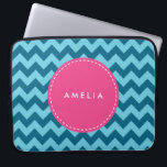 Capa Para Notebook Nome Personalizado Monograma Blue Chevron<br><div class="desc">Padrão moderno e moderno do diafragma em tons de azul. Personalize isso adicionando seu nome; clique no botão "Personalizar" e você pode substituir facilmente o texto do marcador de posição para adicionar seu texto.</div>