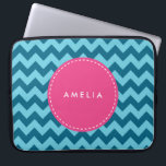 Capa Para Notebook Nome Personalizado Monograma Blue Chevron<br><div class="desc">Padrão moderno e moderno do diafragma em tons de azul. Personalize isso adicionando seu nome; clique no botão "Personalizar" e você pode substituir facilmente o texto do marcador de posição para adicionar seu texto.</div>