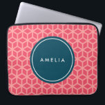 Capa Para Notebook Nome Personalizado Monograma Geométrico Rosa<br><div class="desc">Padrão geométrico moderno,  cor-de-rosa,  com etiqueta de cor escura. Personalize isso adicionando seu nome; clique no botão "Personalizar" e você pode substituir facilmente o texto do marcador de posição para adicionar seu texto.</div>