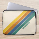 Capa Para Notebook Nome Personalizado Retroativo<br><div class="desc">Crie sua própria bolsa de laptop retrorpersonalizada. Possui abstrato vintage stripes design e nome personalizado em um estilo clássico de tipografia.</div>