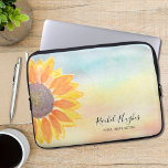 Capa Para Notebook Nome Personalizado Treinador de Vida Amarelo do Gi<br><div class="desc">Esta única Capa Lap Top é decorada com um girassol amarelo sobre fundo de aquarela. Facilmente personalizável com seu nome e sua ocupação. Use a opção Personalizar mais para alterar o tamanho, o estilo ou a cor do texto, se desejar. Porque nós criamos nosso próprio trabalho de arte você não...</div>