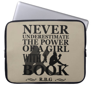 Capa Para Notebook Nunca subestime o poder de uma garota com livro
