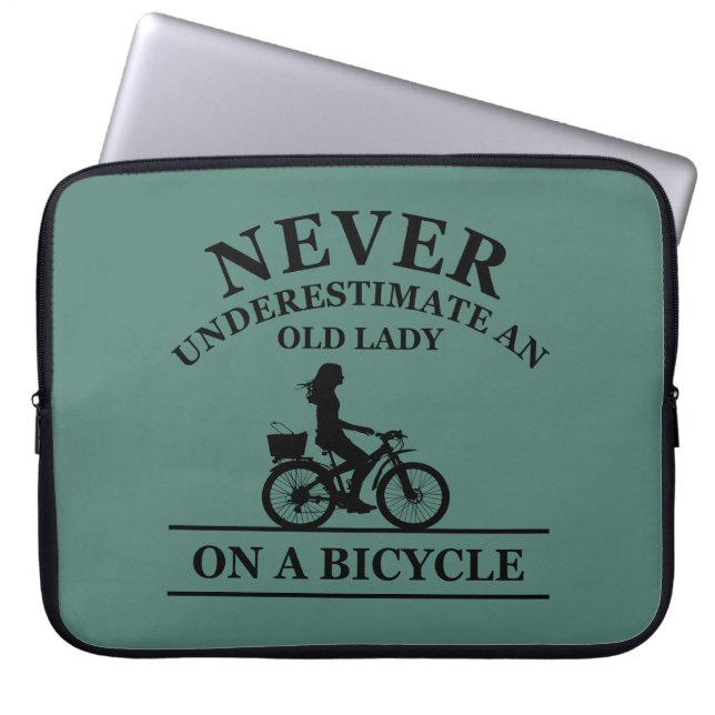 Capa Para Notebook Nunca subestime uma senhora velha de bicicleta (Frente)