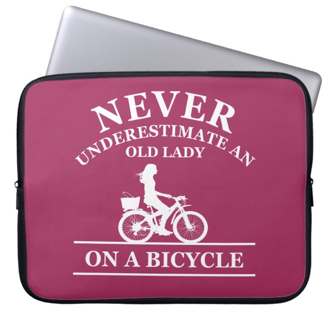 Capa Para Notebook nunca subestime uma velha mulher de bicicleta (Frente)