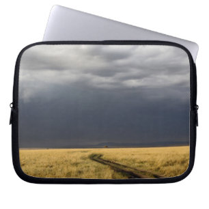 Capa Para Notebook Nuvens de tempestade e estrada através das planíci
